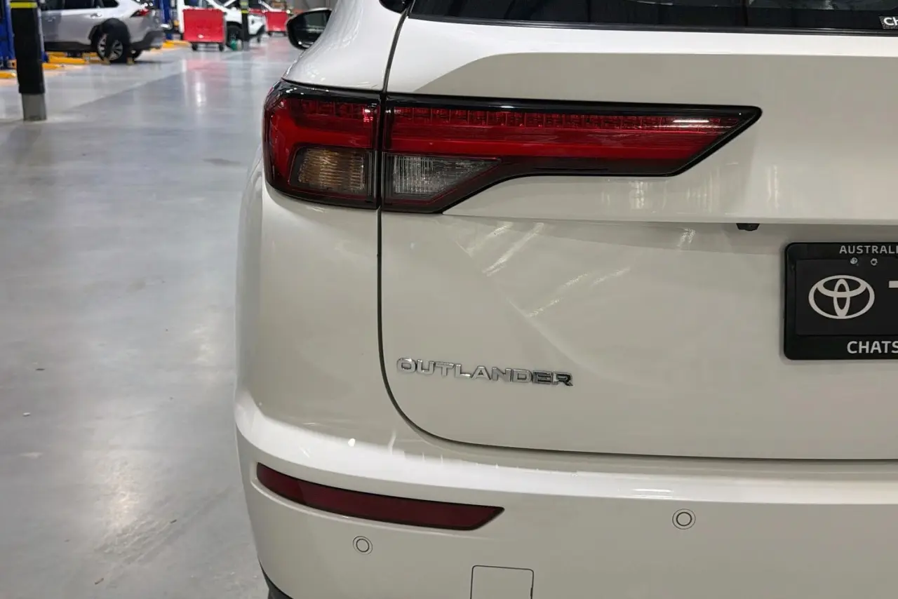 2023 Mitsubishi Outlander Gallery Image 8