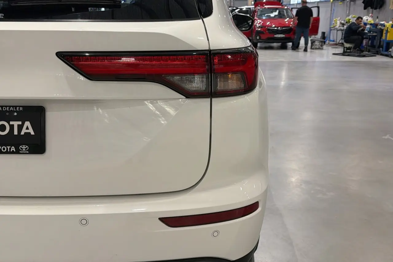 2023 Mitsubishi Outlander Gallery Image 9