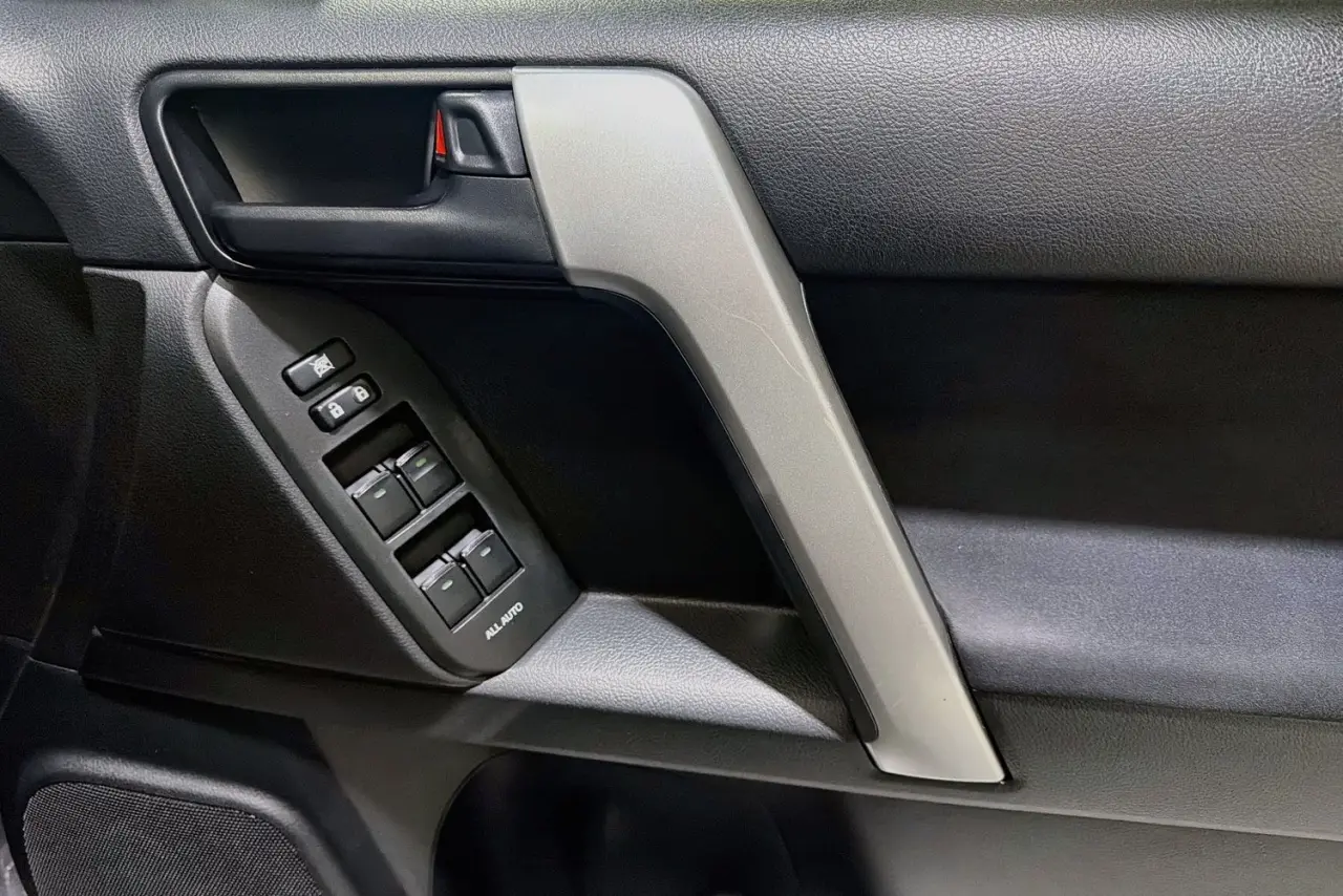 2017 Toyota Landcruiser Prado Gallery Image 24
