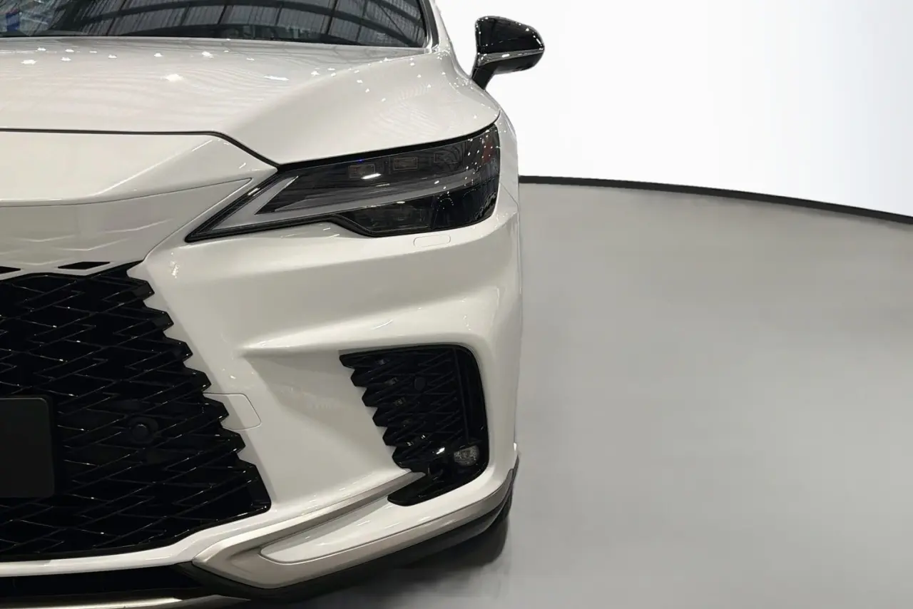 2023 Lexus RX Gallery Image 3