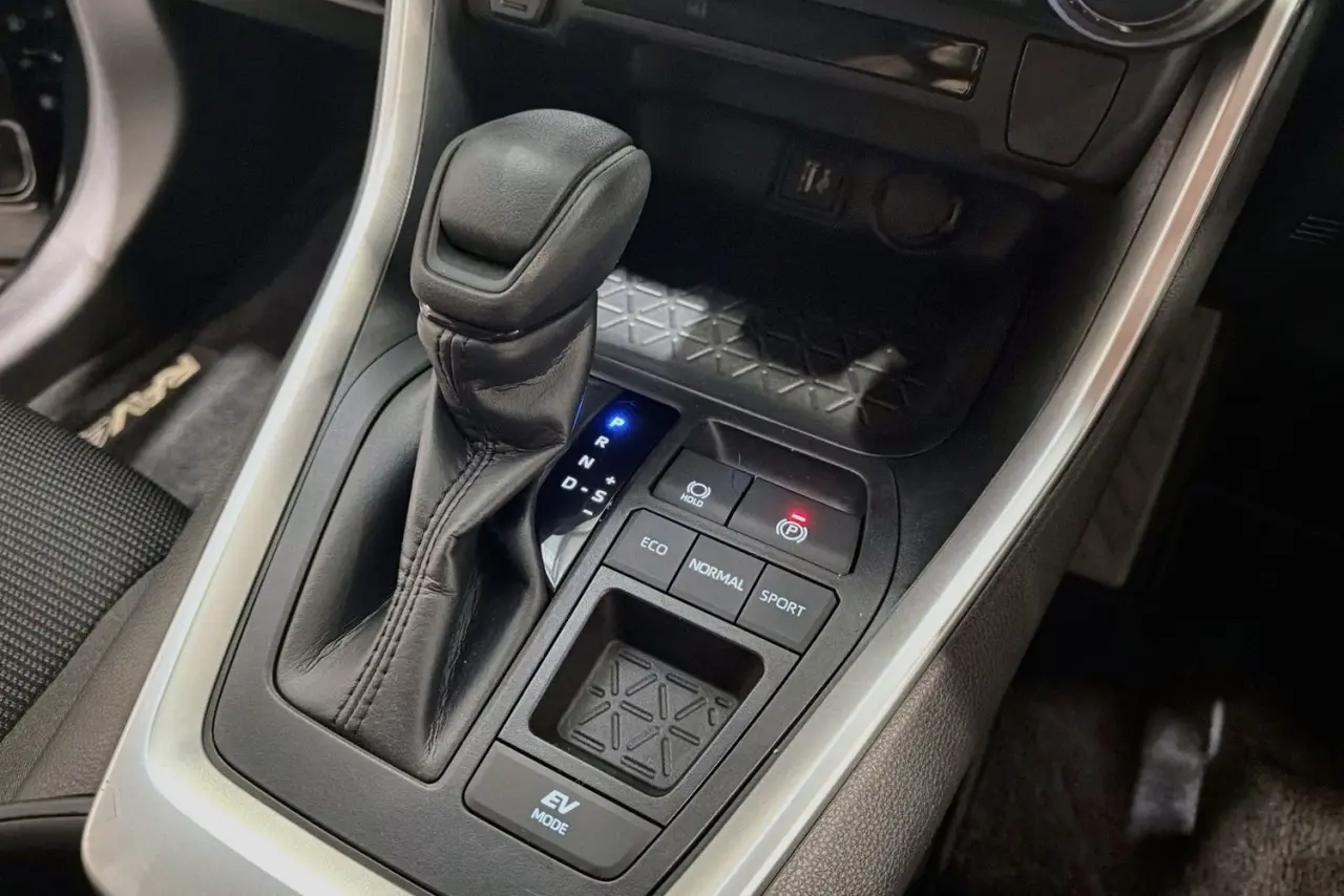 2025 Toyota RAV4 Gallery Image 18