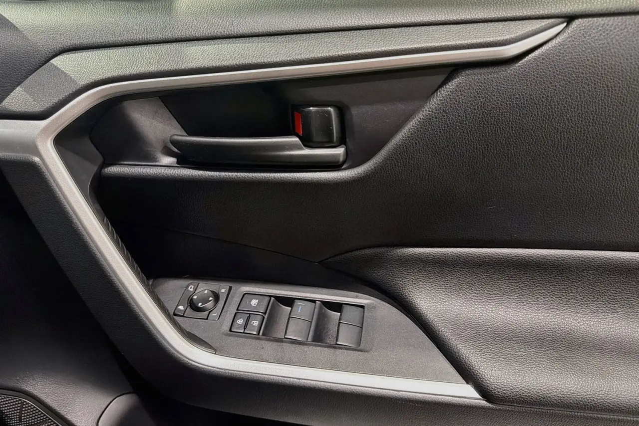 2025 Toyota RAV4 Gallery Image 24