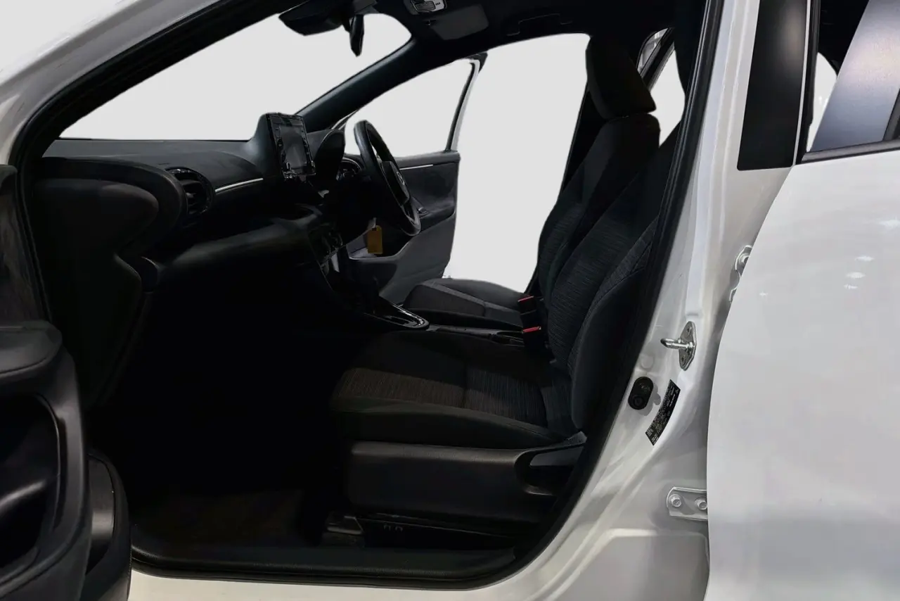2022 Toyota Yaris Gallery Image 25