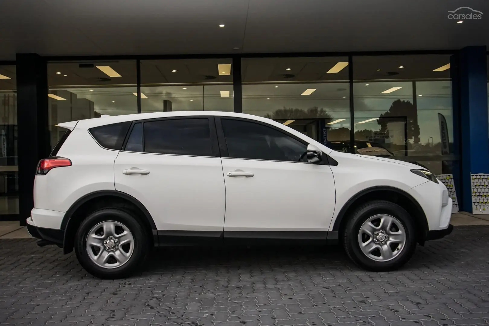 2018 Toyota RAV4 Image 3