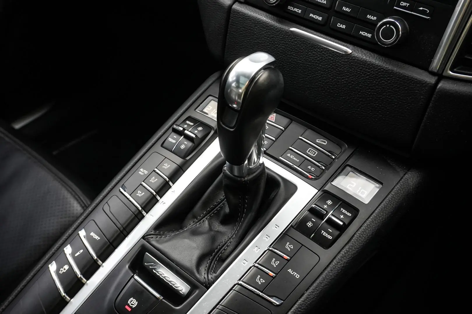 2018 Porsche Macan Gallery Image 17