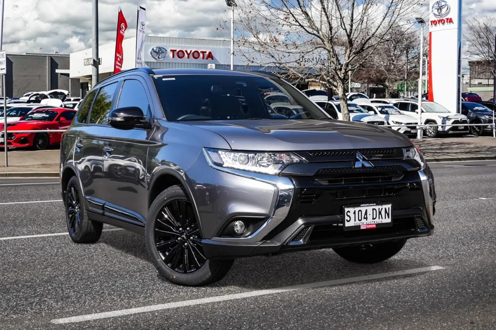 2020 Mitsubishi Outlander Gallery Image 1