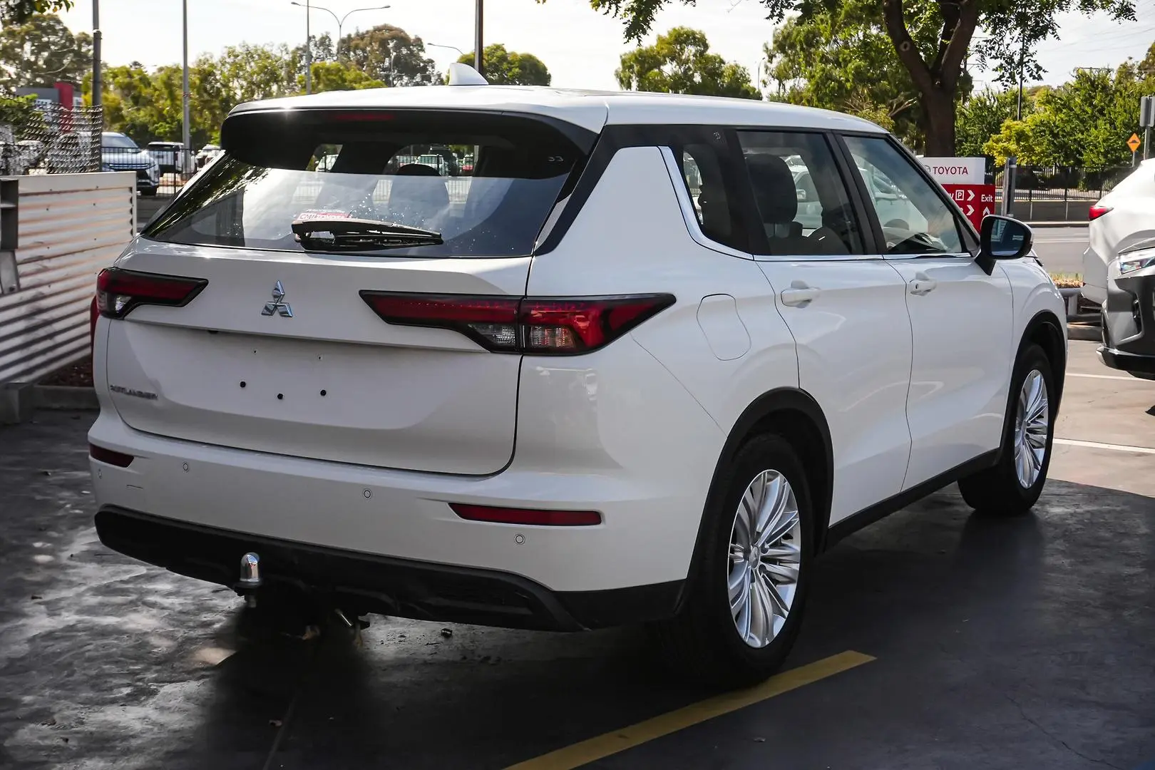 2022 Mitsubishi Outlander Gallery Image 3