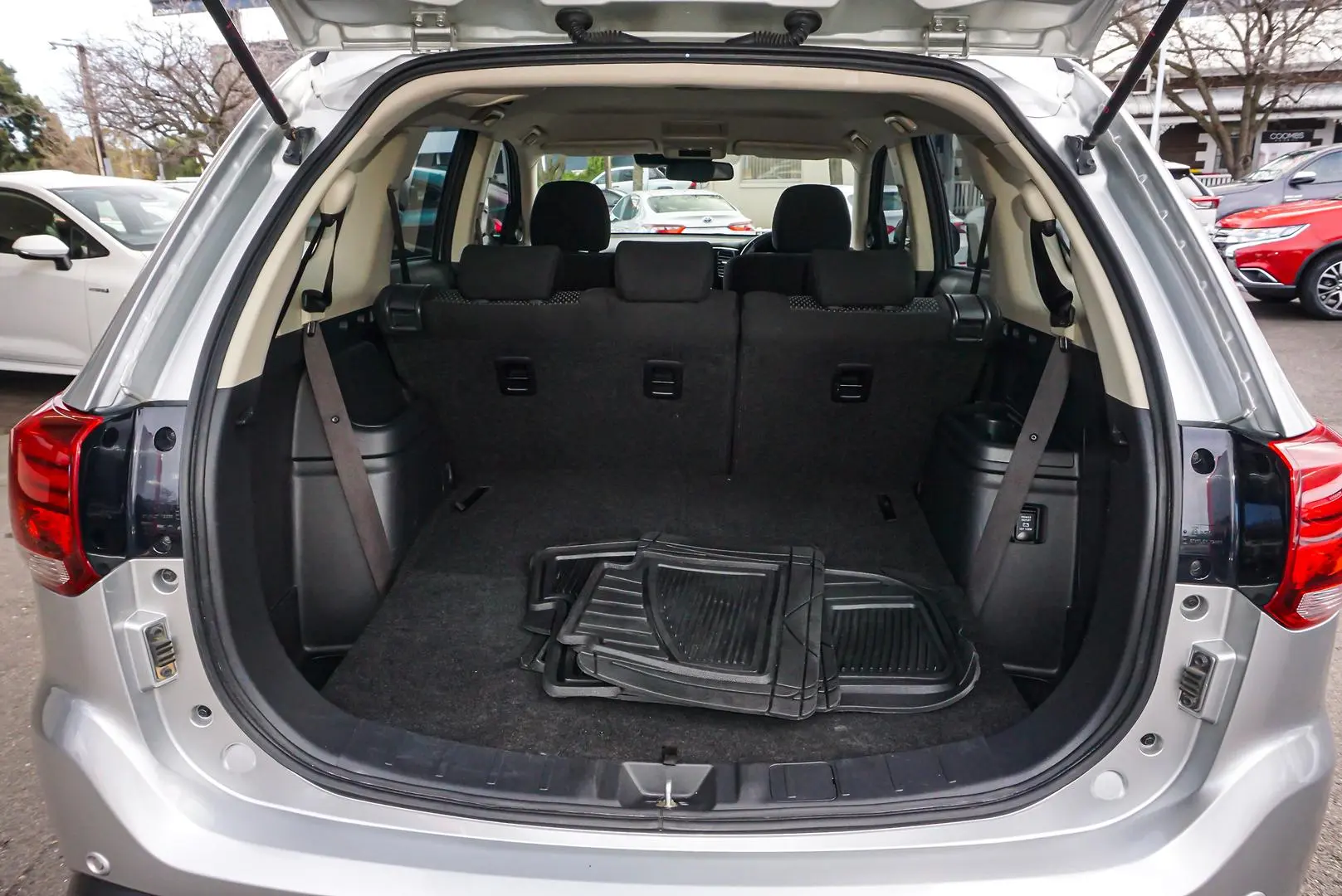 2020 Mitsubishi Outlander Gallery Image 11
