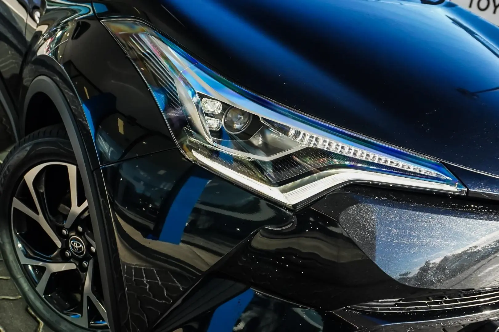 2017 Toyota C-HR Gallery Image 12