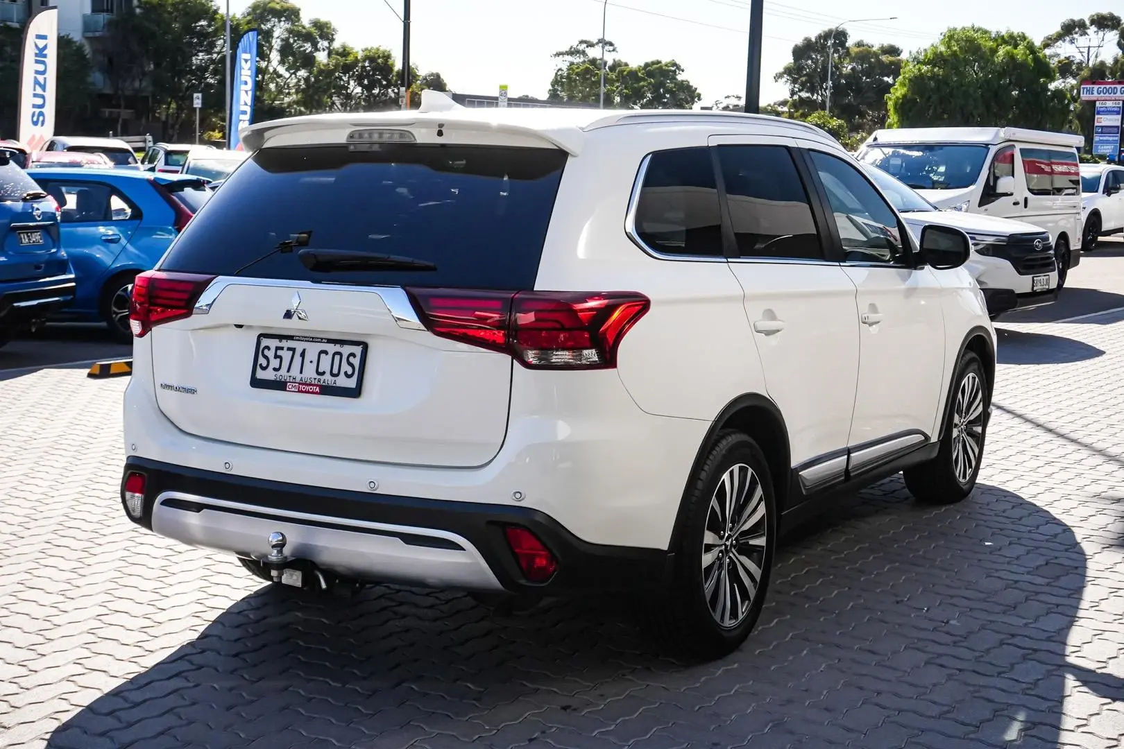 2019 Mitsubishi Outlander Gallery Image 3