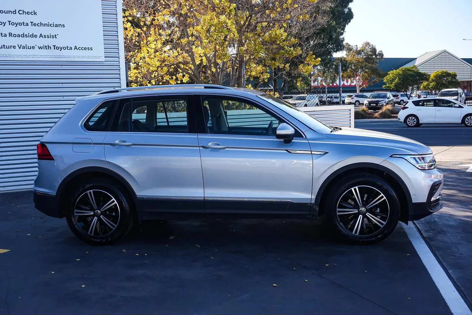 2023 Volkswagen Tiguan Gallery Image 3