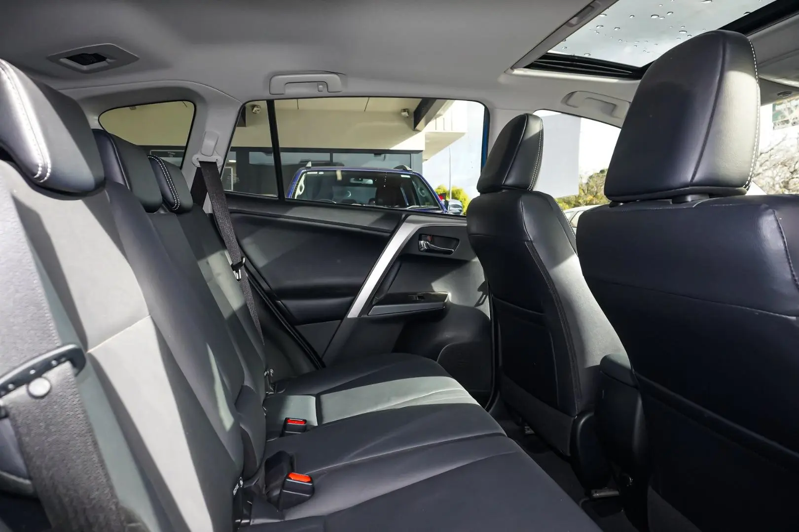 2016 Toyota RAV4 Gallery Image 8