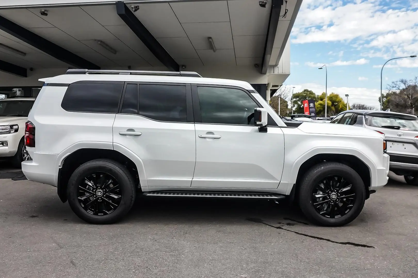 2025 Toyota Landcruiser Prado Gallery Image 4