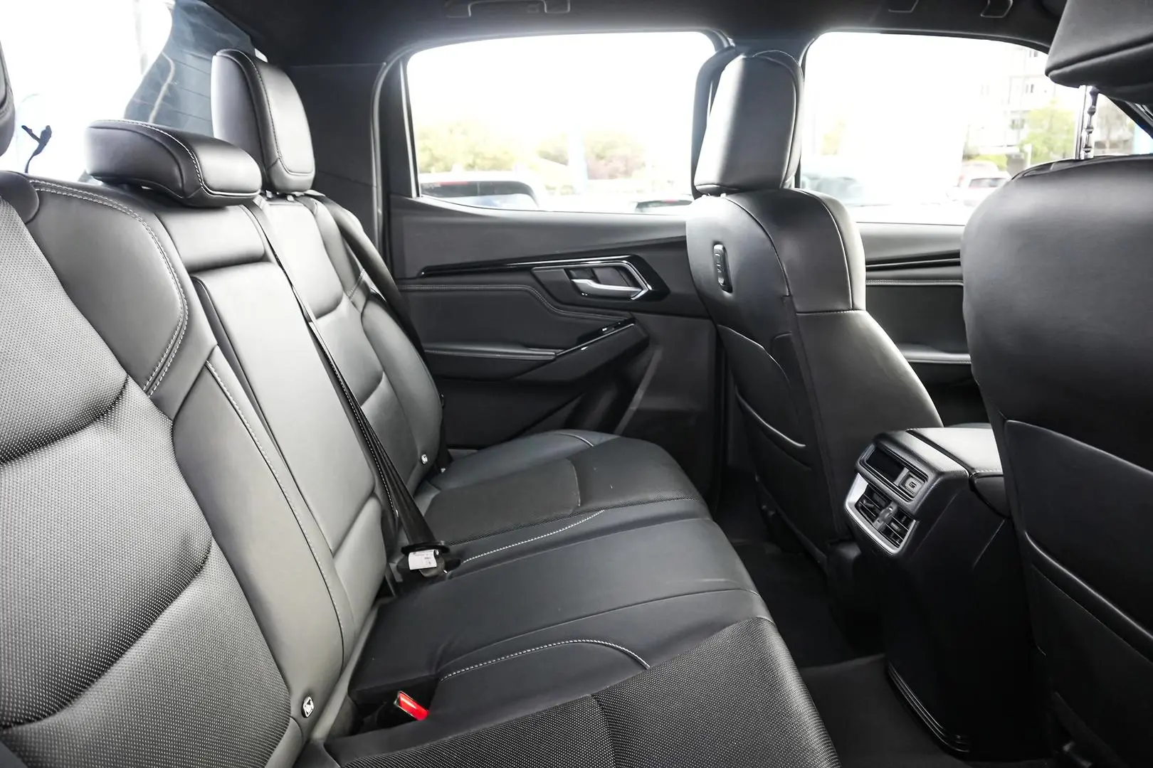 2020 Isuzu D-MAX Gallery Image 9