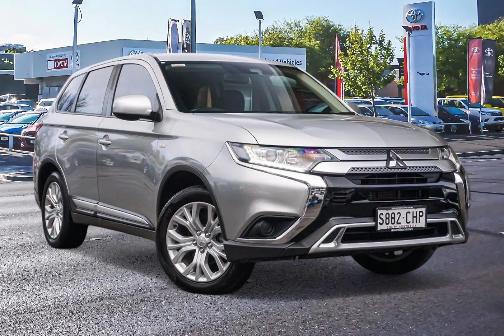 2020 Mitsubishi Outlander Gallery Image 1