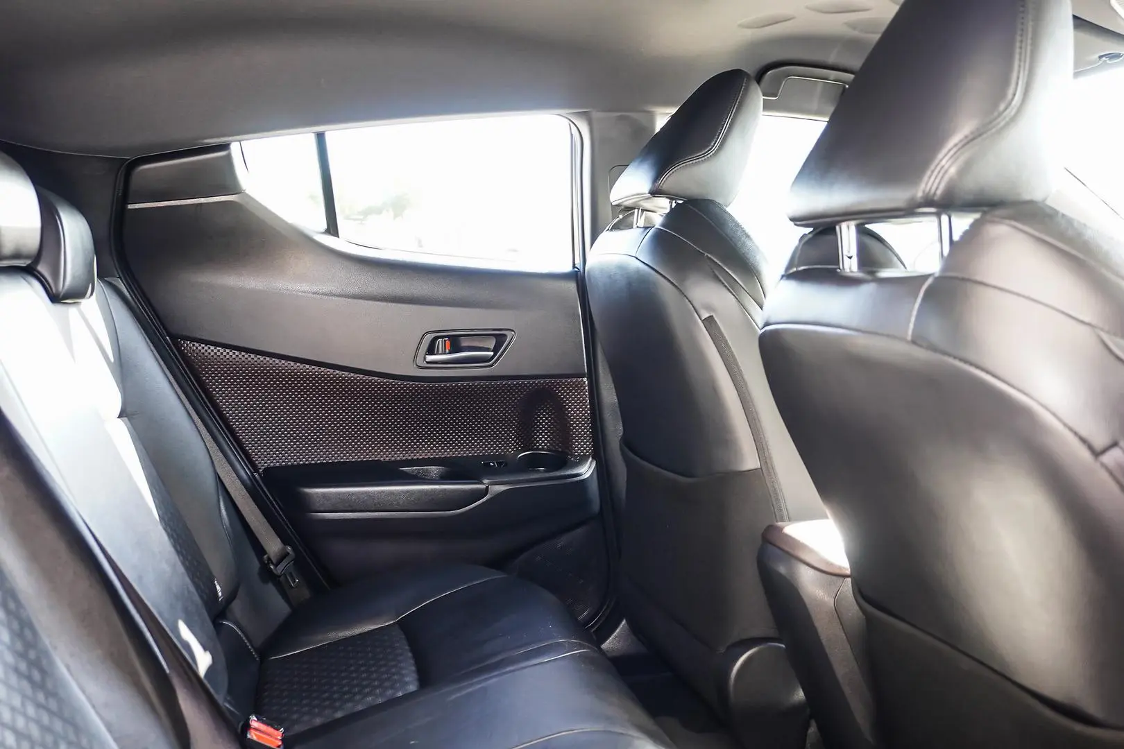 2017 Toyota C-HR Gallery Image 8