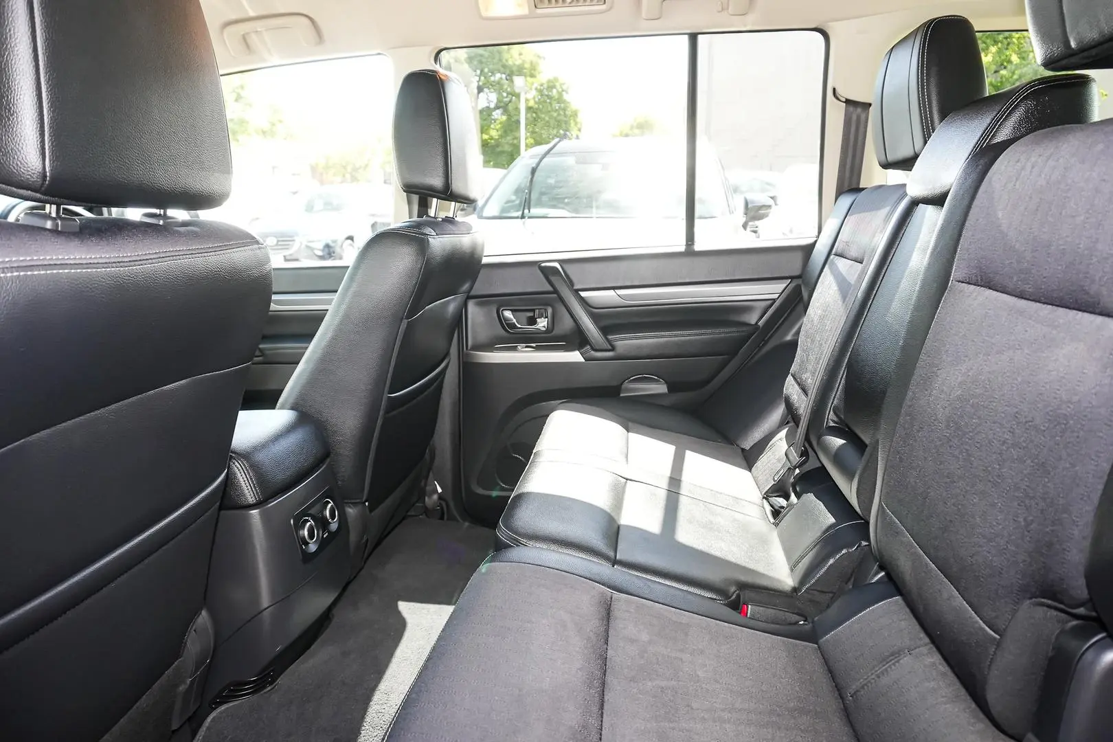 2017 Mitsubishi Pajero Gallery Image 10