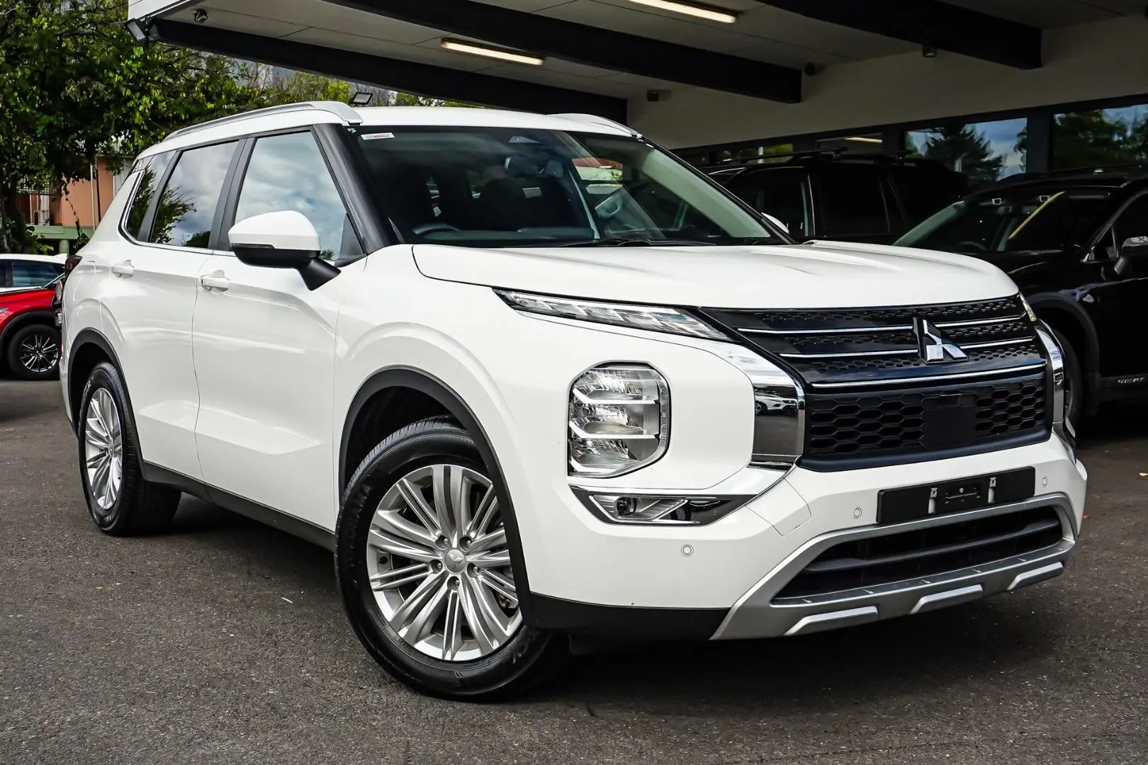 2024 Mitsubishi Outlander Gallery Image 2