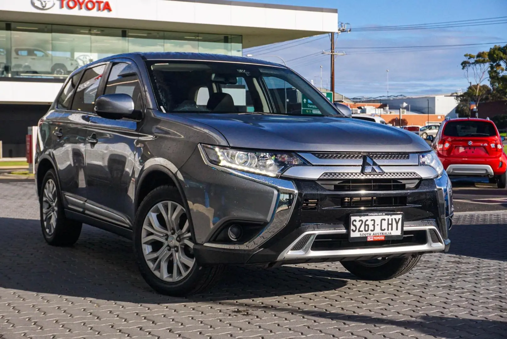 2020 Mitsubishi Outlander Gallery Image 2