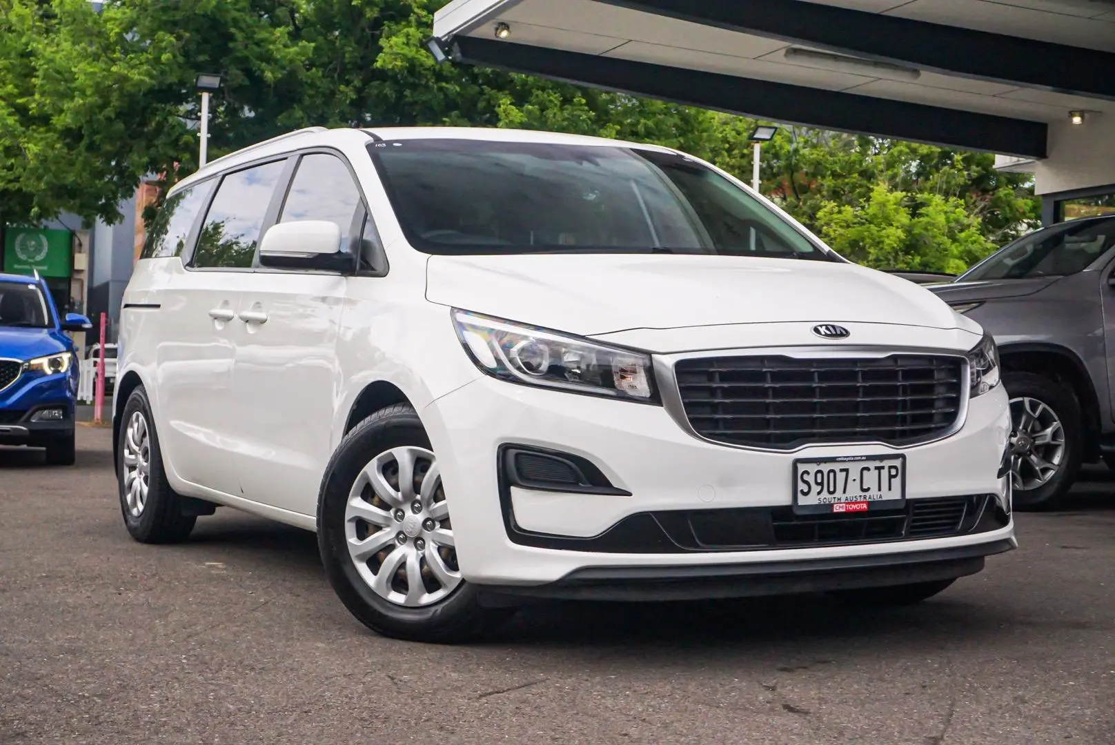 2018 Kia Carnival Gallery Image 2