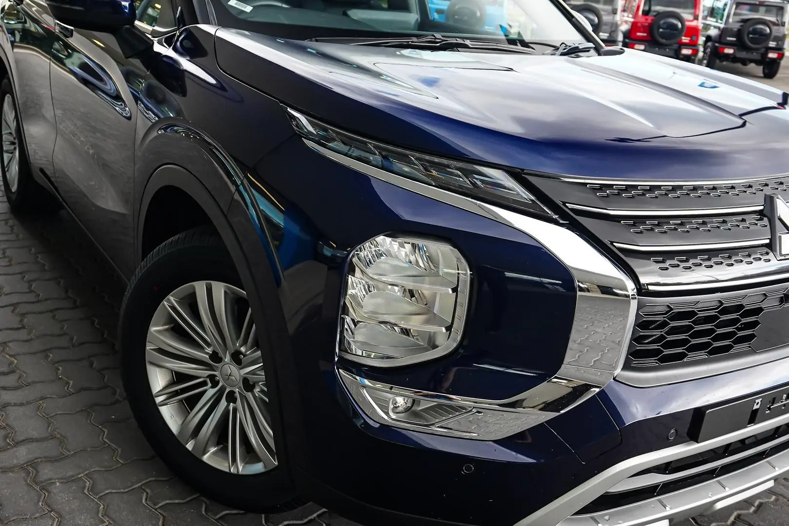 2023 Mitsubishi Outlander Gallery Image 13