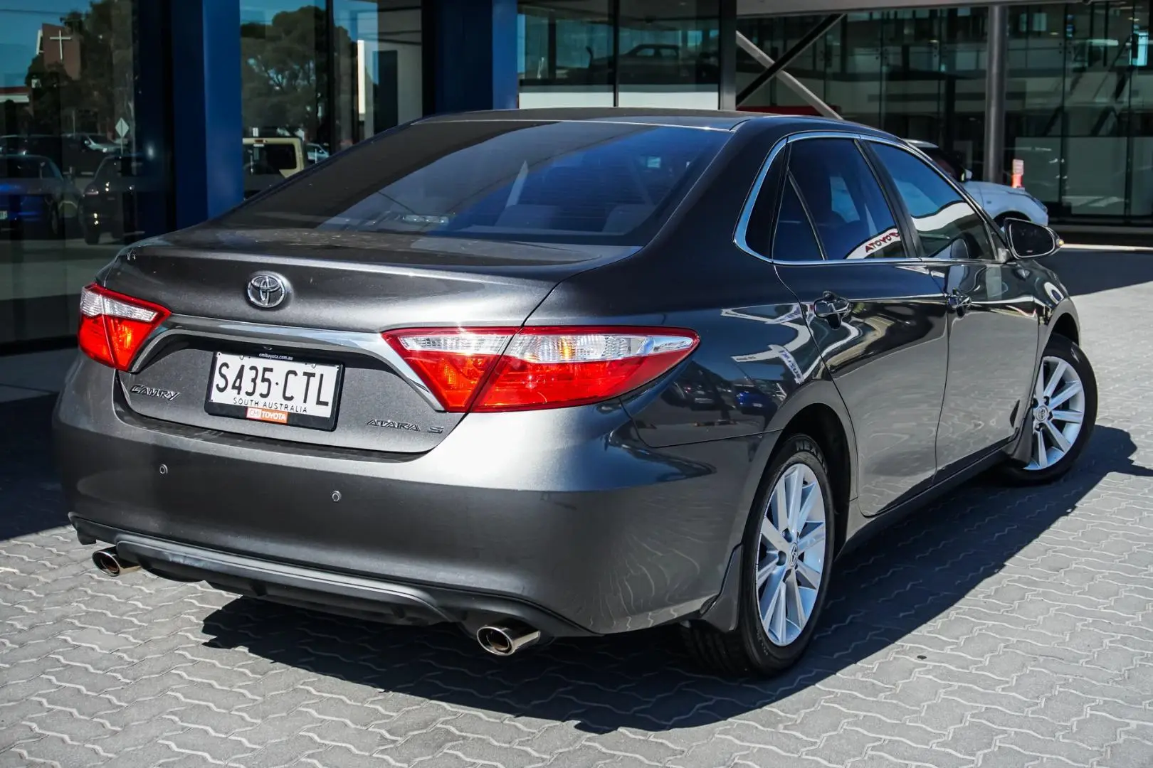 2016 Toyota Camry Gallery Image 2