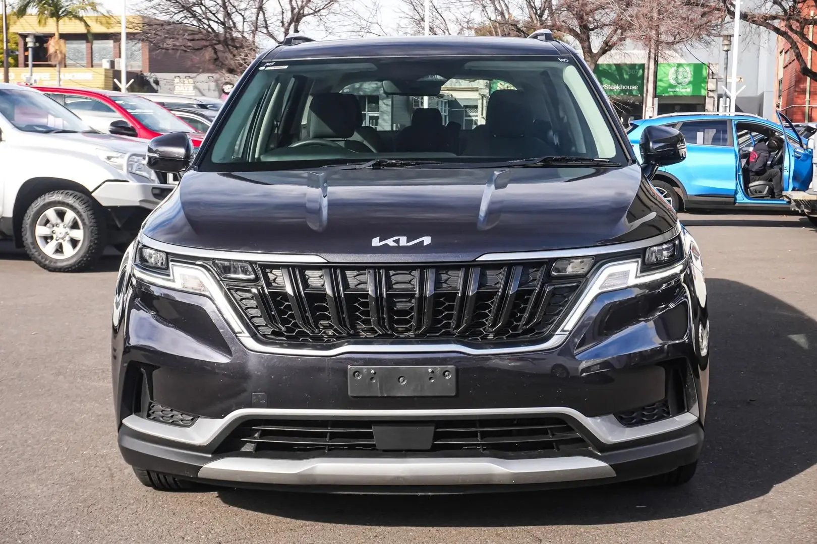 2023 Kia Carnival Gallery Image 4