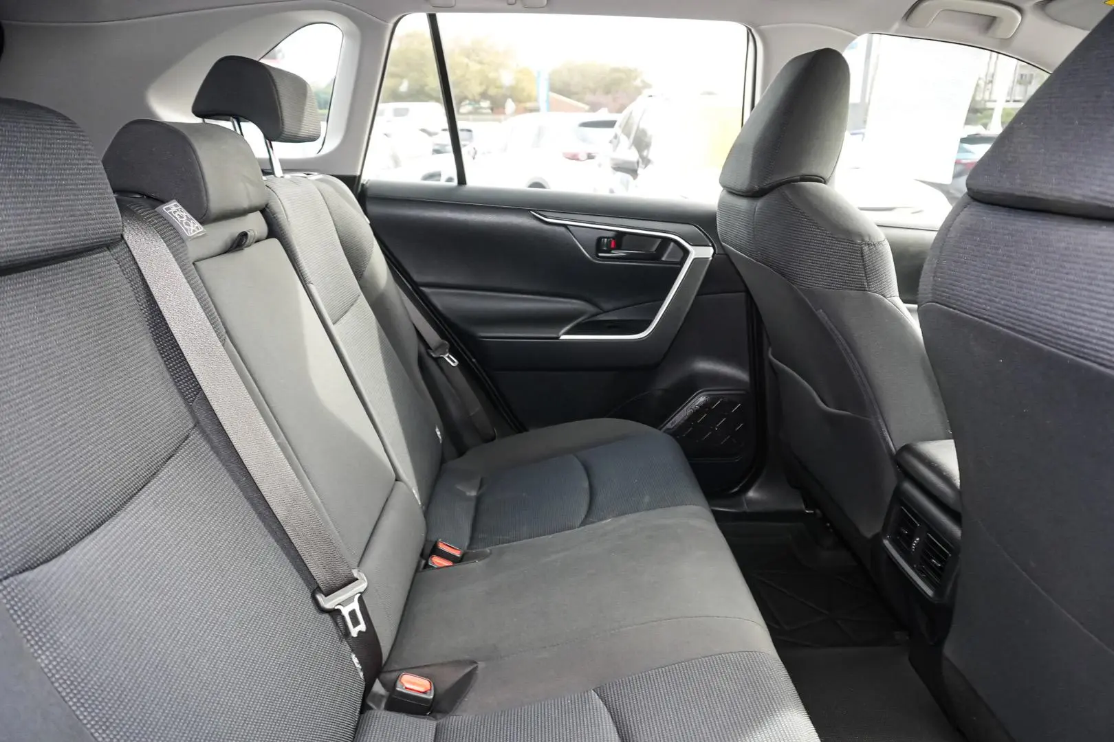 2019 Toyota RAV4 Gallery Image 9