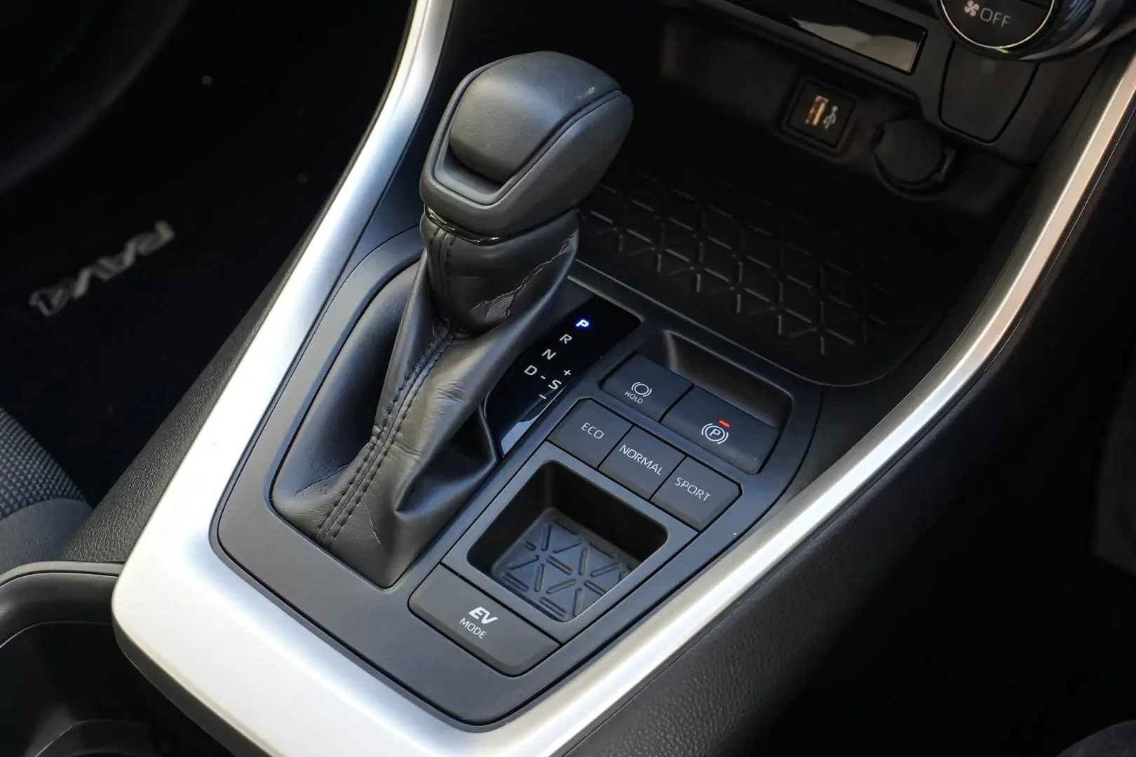 2025 Toyota RAV4 Gallery Image 17