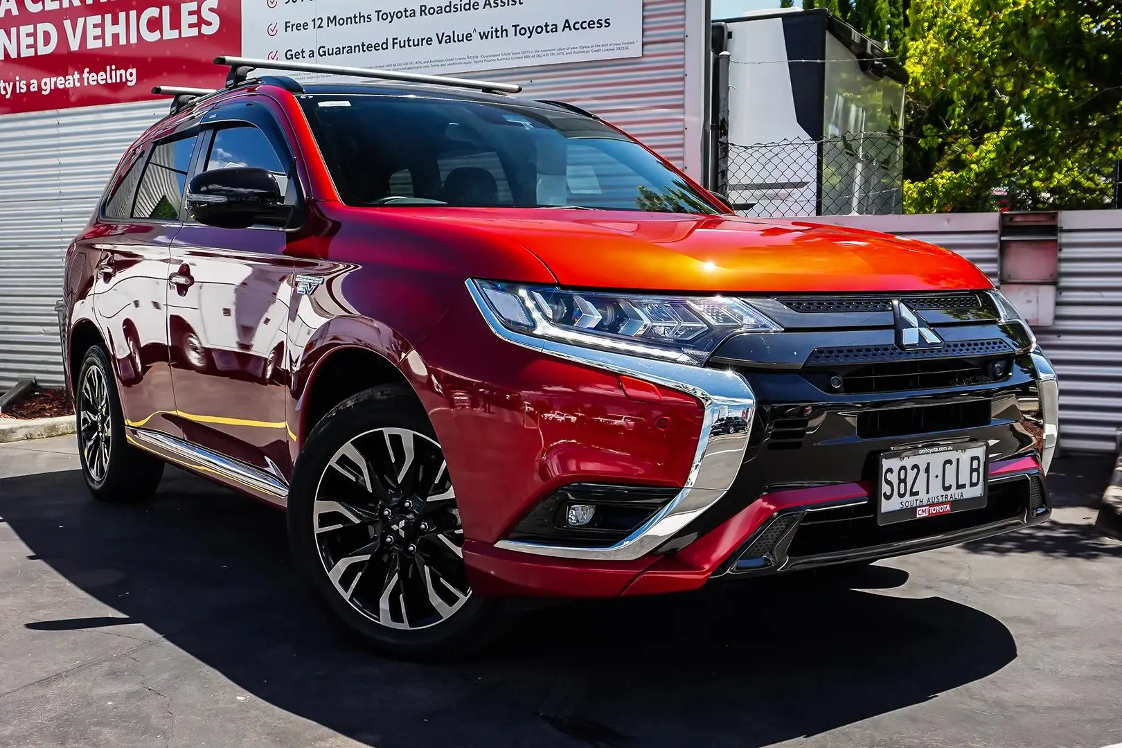 2021 Mitsubishi Outlander Gallery Image 2