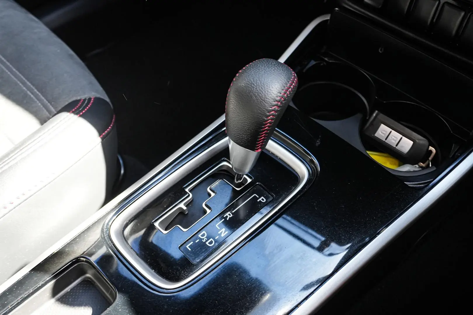 2020 Mitsubishi Outlander Gallery Image 18