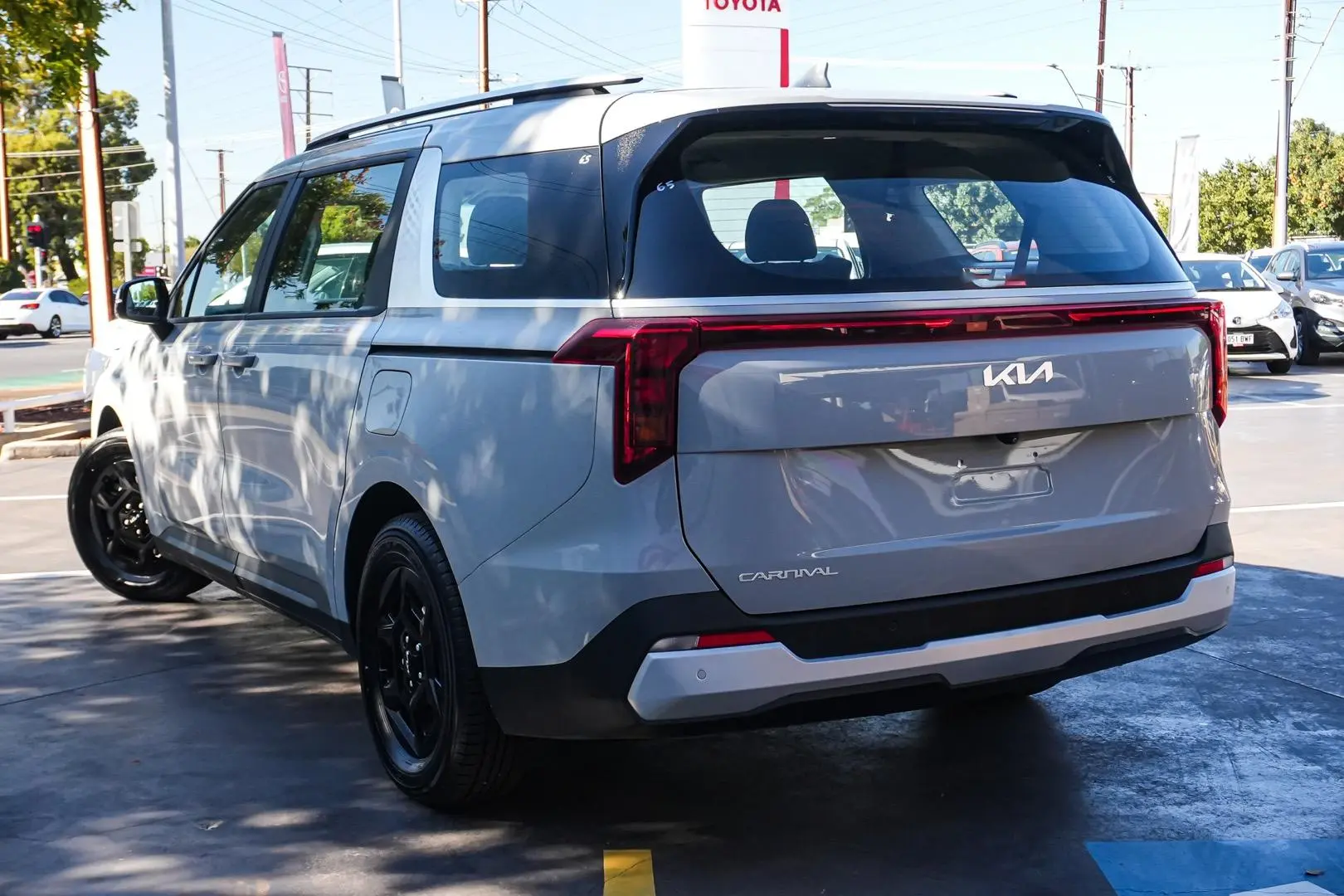 2024 Kia Carnival Gallery Image 3