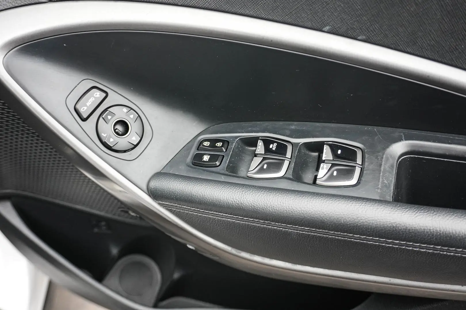 2015 Hyundai Santa Fe Gallery Image 16