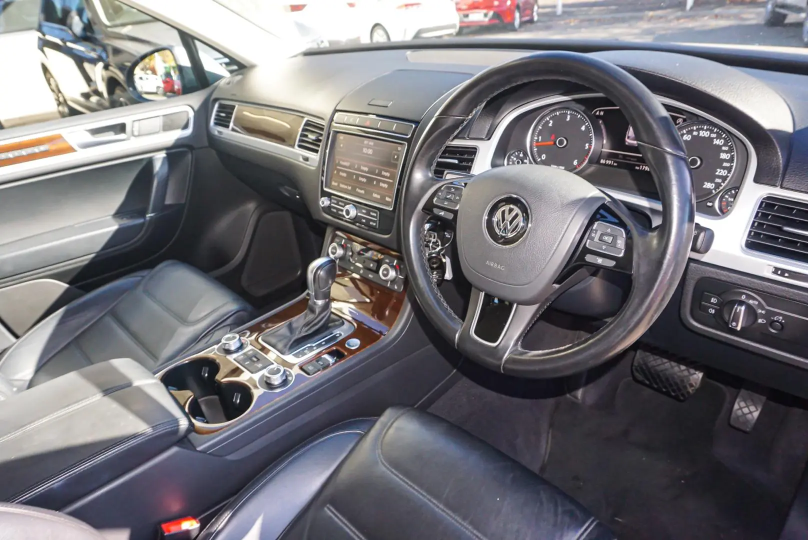 2017 Volkswagen Touareg Gallery Image 6