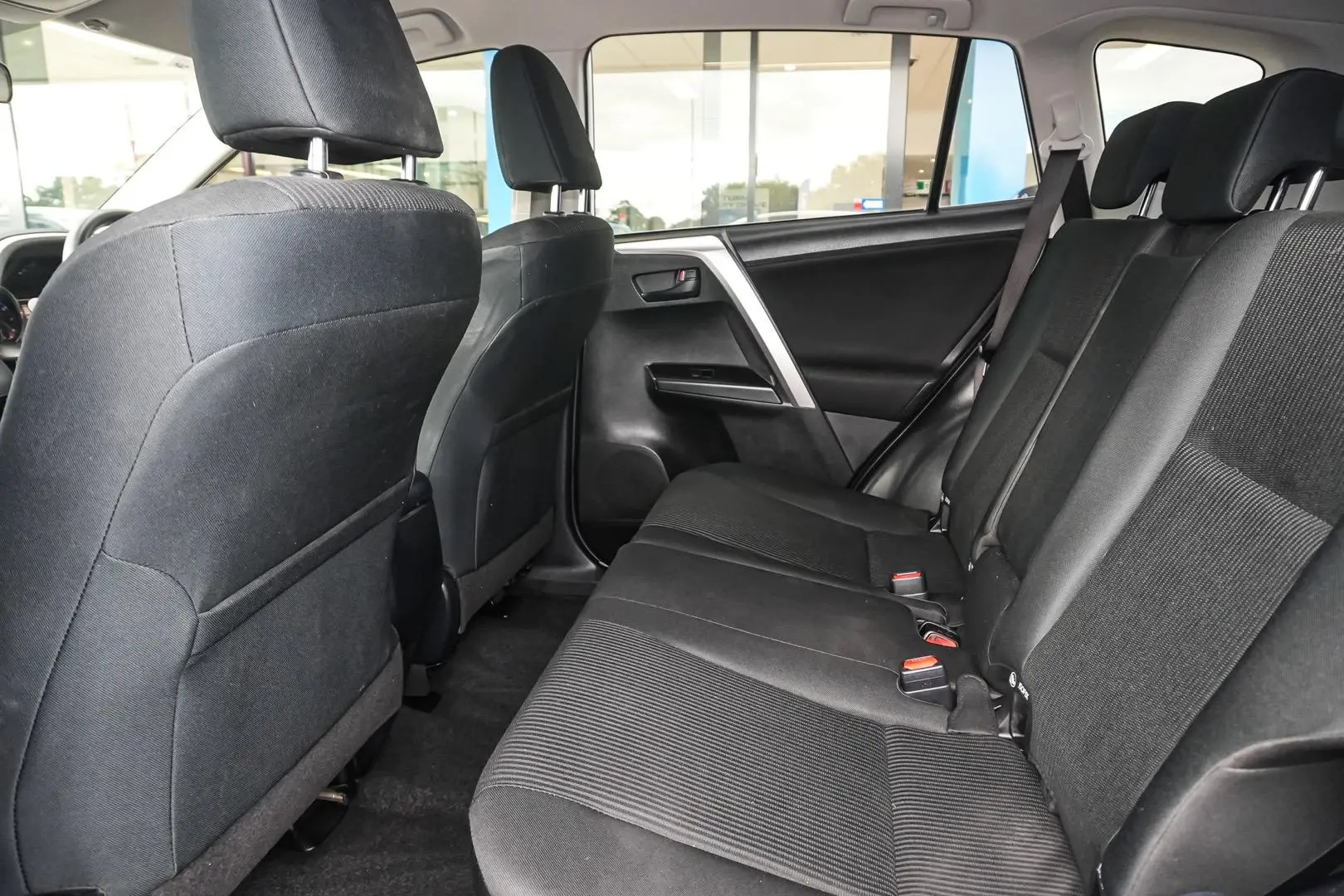 2017 Toyota RAV4 Gallery Image 8