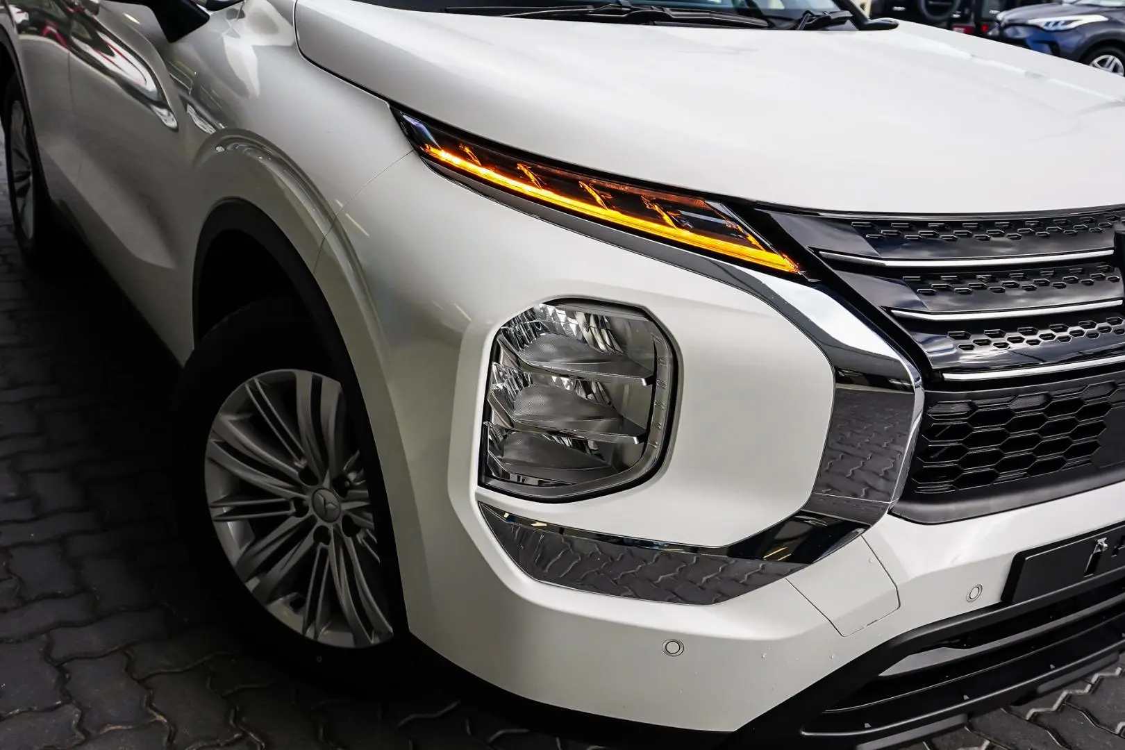 2023 Mitsubishi Outlander Gallery Image 13