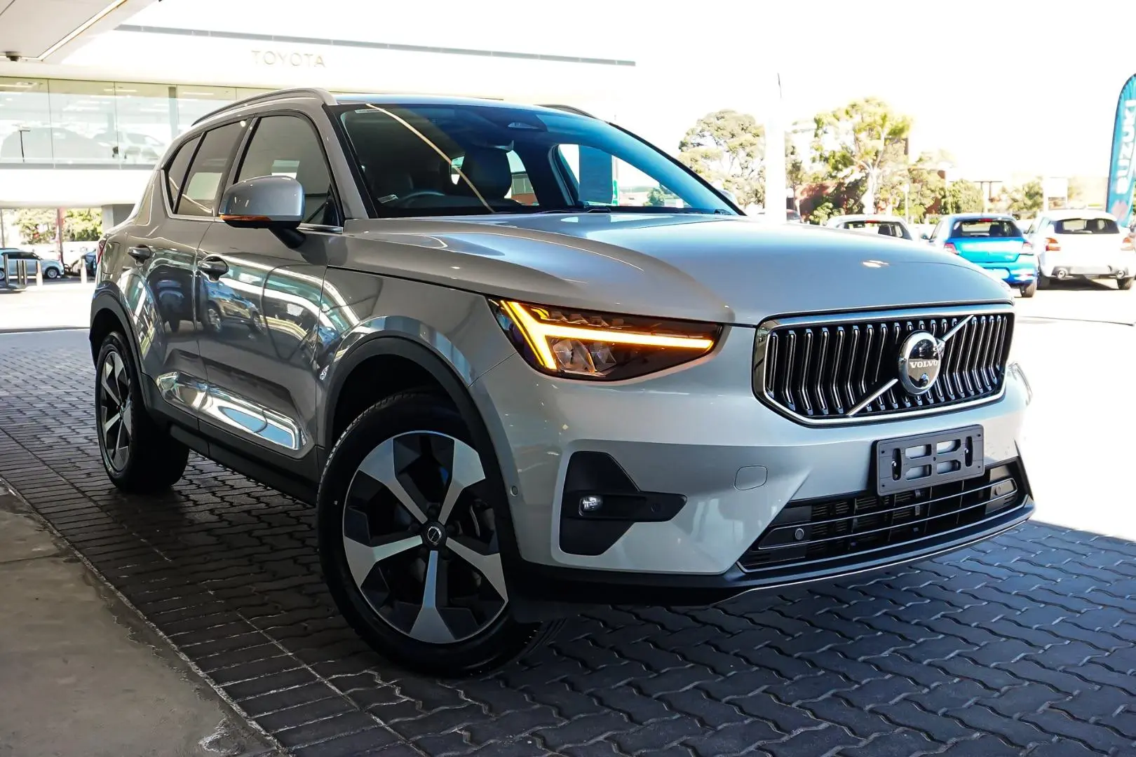 2023 Volvo XC40 Gallery Image 2