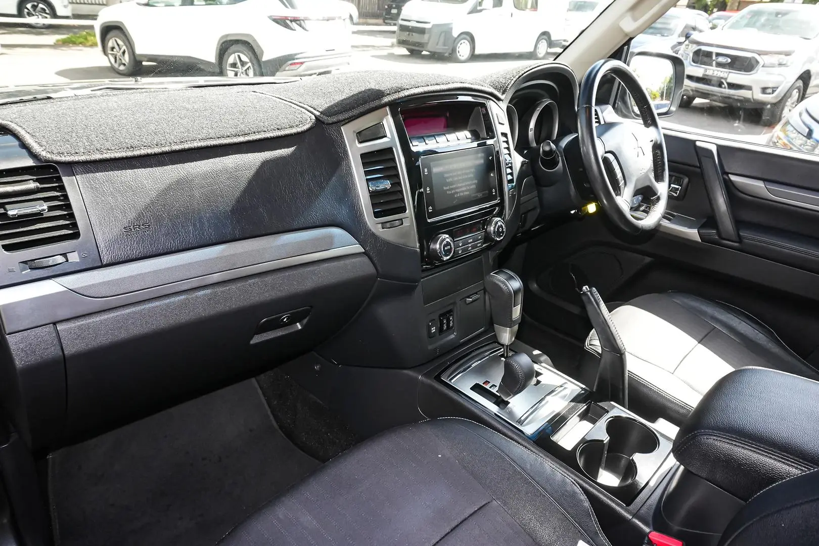 2017 Mitsubishi Pajero Gallery Image 9