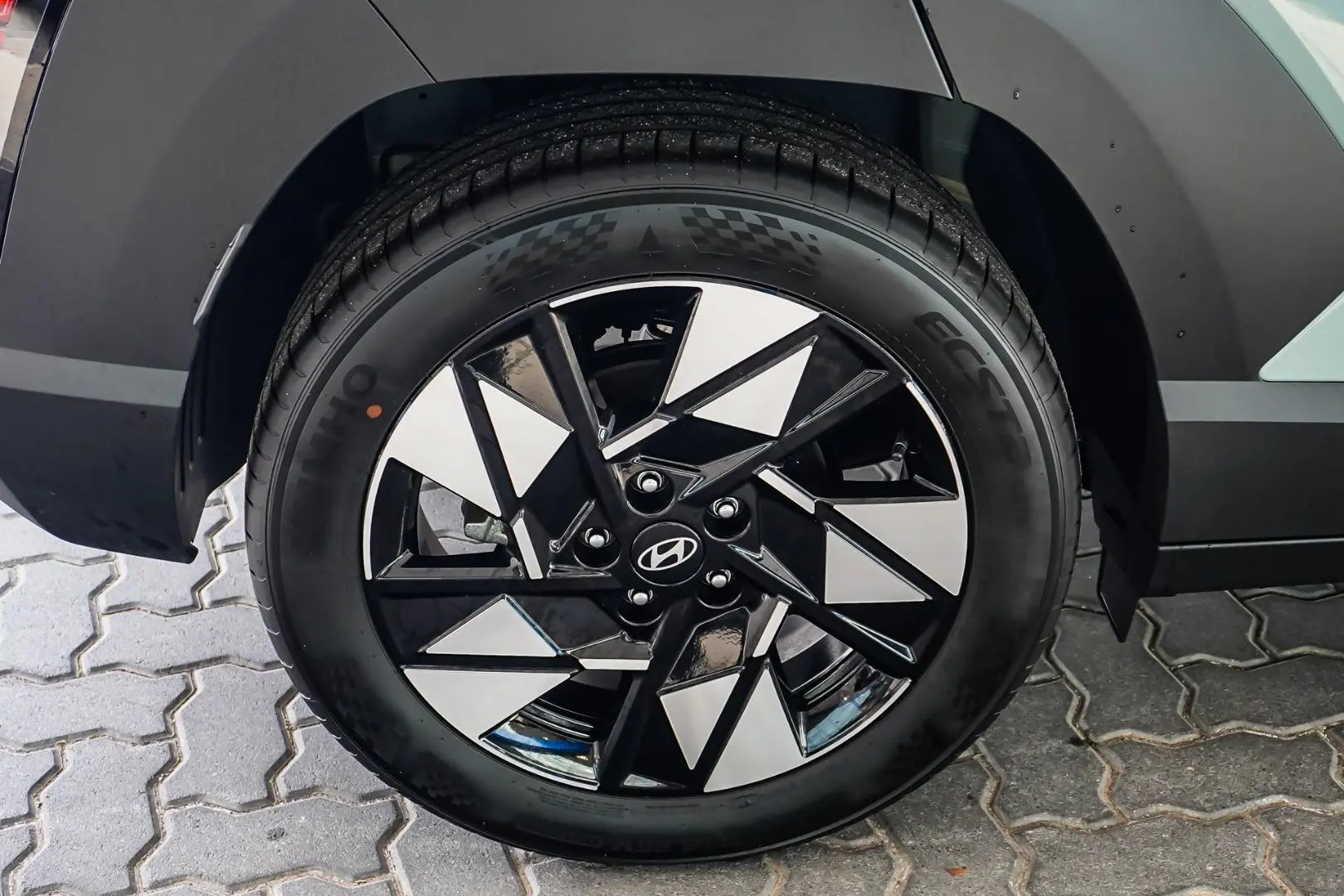 2024 Hyundai Kona Gallery Image 17