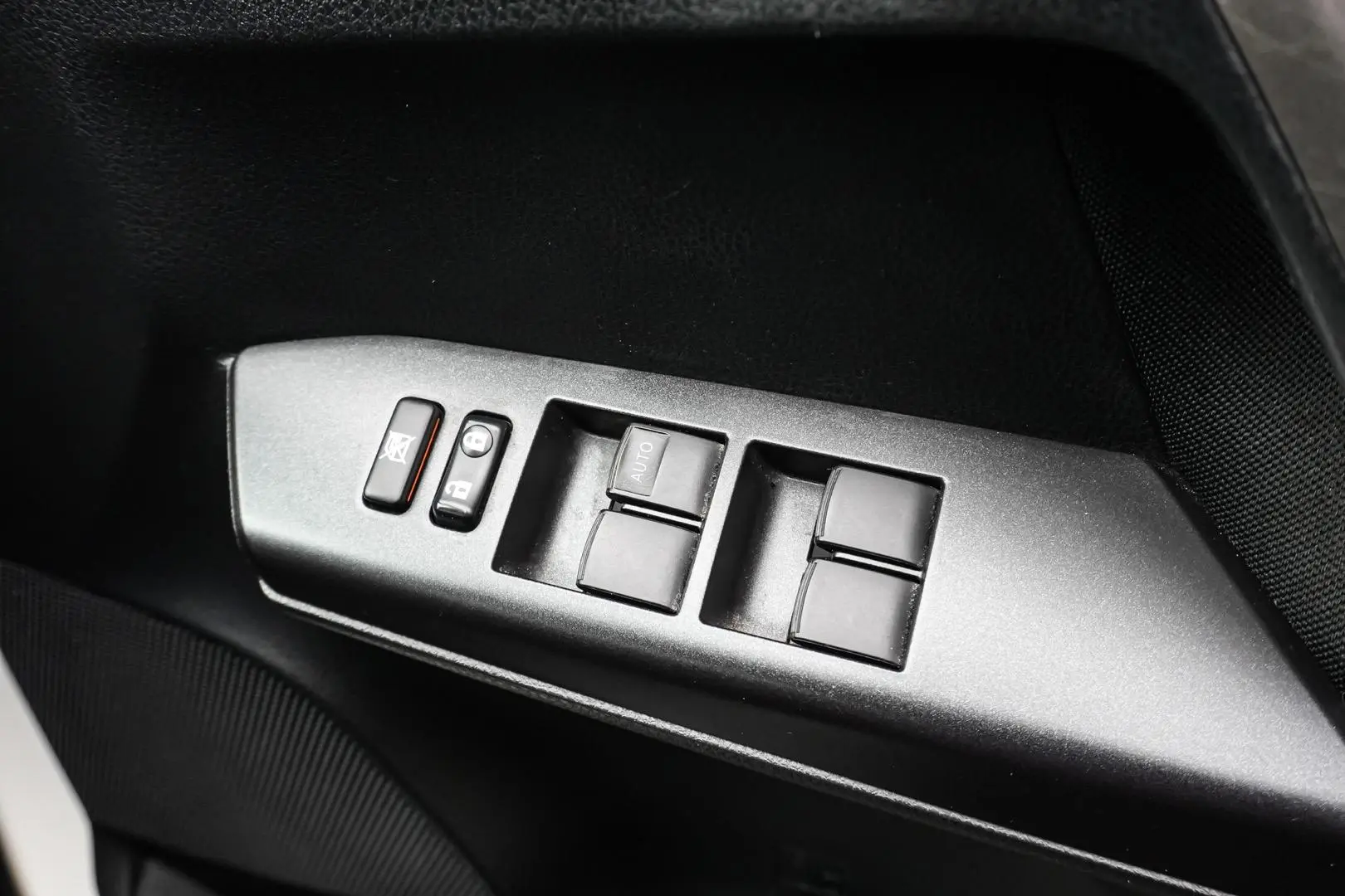 2017 Toyota RAV4 Gallery Image 18