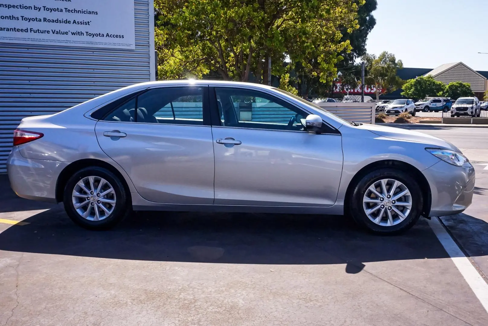 2016 Toyota Camry Gallery Image 3