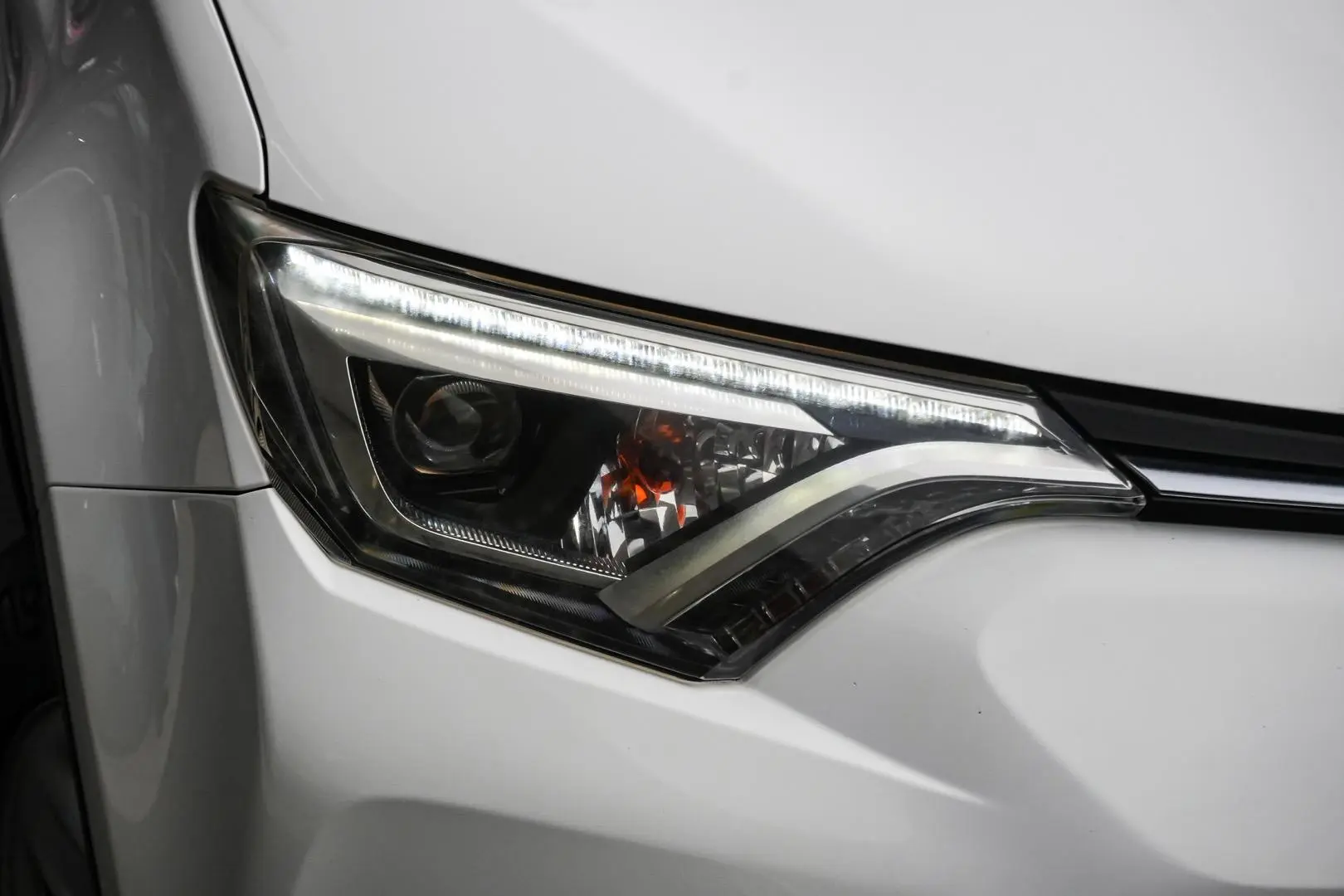 2017 Toyota RAV4 Gallery Image 12
