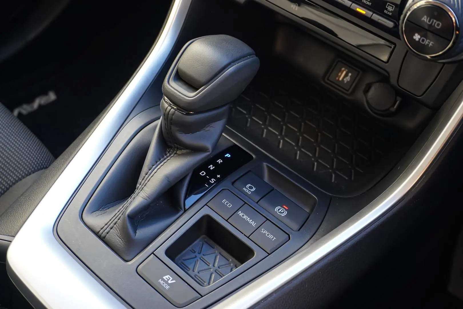 2025 Toyota RAV4 Gallery Image 17