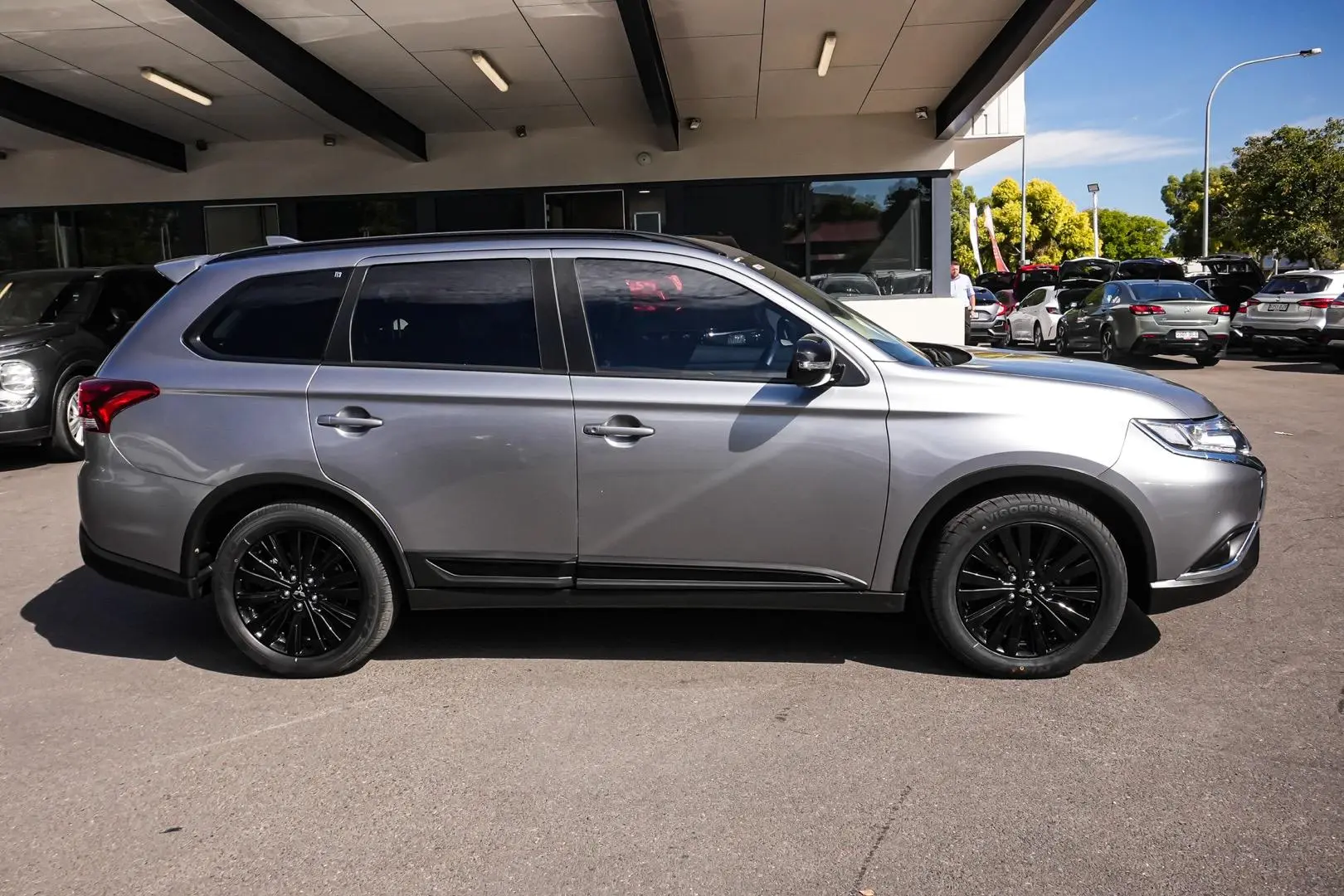 2020 Mitsubishi Outlander Gallery Image 4