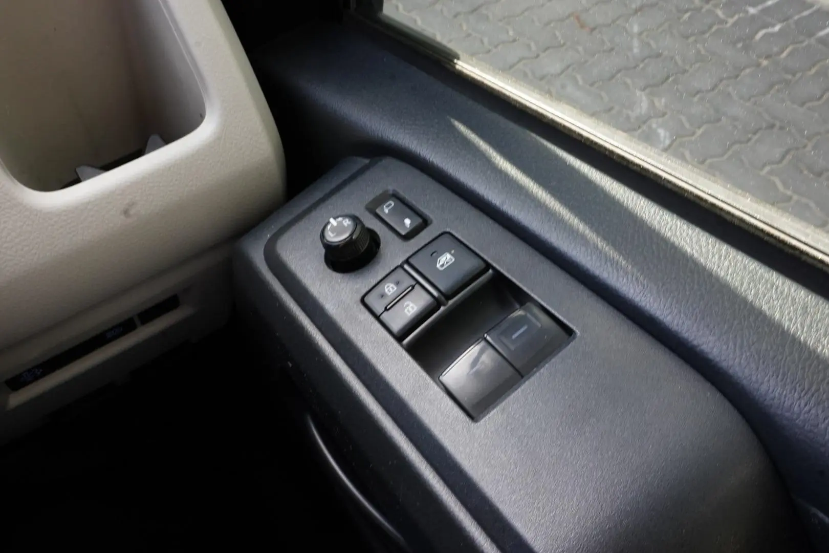 2020 Toyota Hiace Gallery Image 18