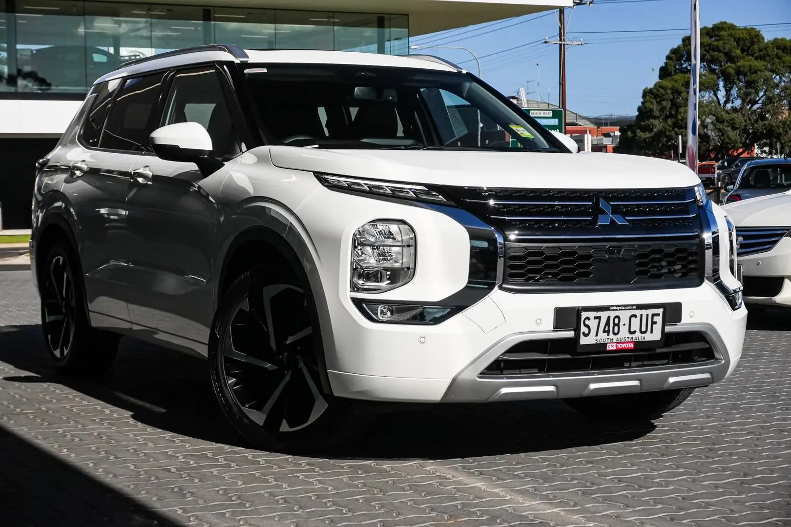 2023 Mitsubishi Outlander Gallery Image 2