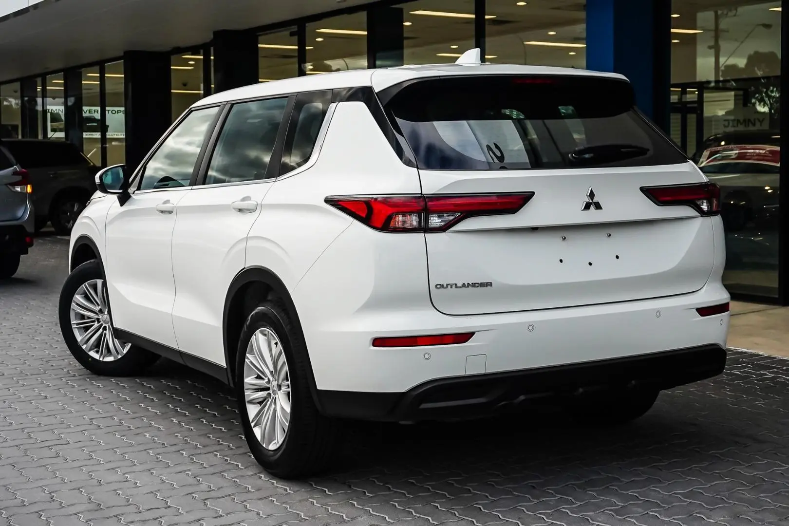 2023 Mitsubishi Outlander Gallery Image 3