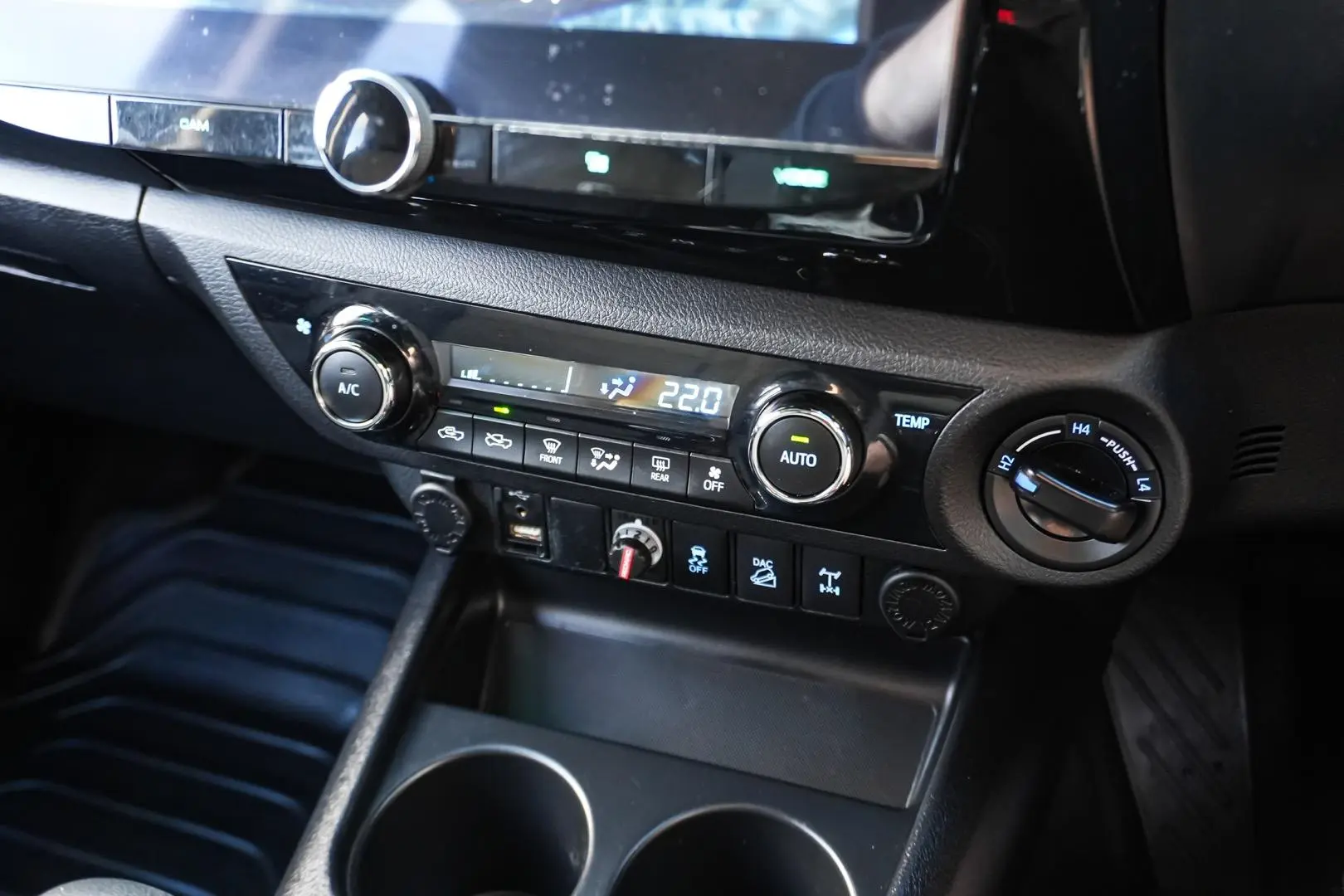 2018 Toyota Hilux Gallery Image 21