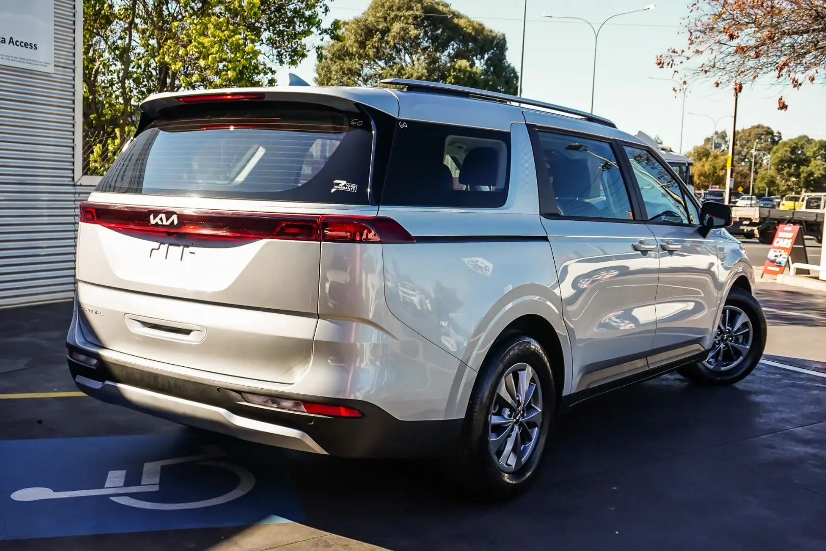 2022 Kia Carnival Gallery Image 2