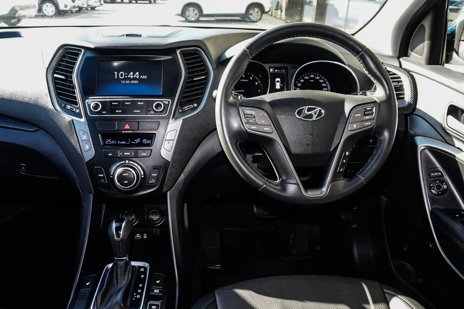 2017 Hyundai Santa Fe Gallery Image 8